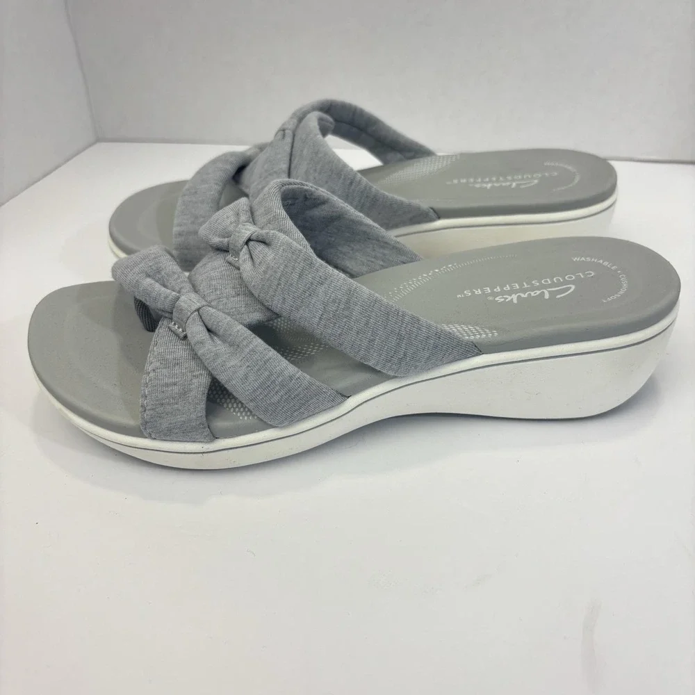 NEW Clarks Cloudsteppers Wedge Sandals Womens Size 7M Gray Thong Comfort Knit
